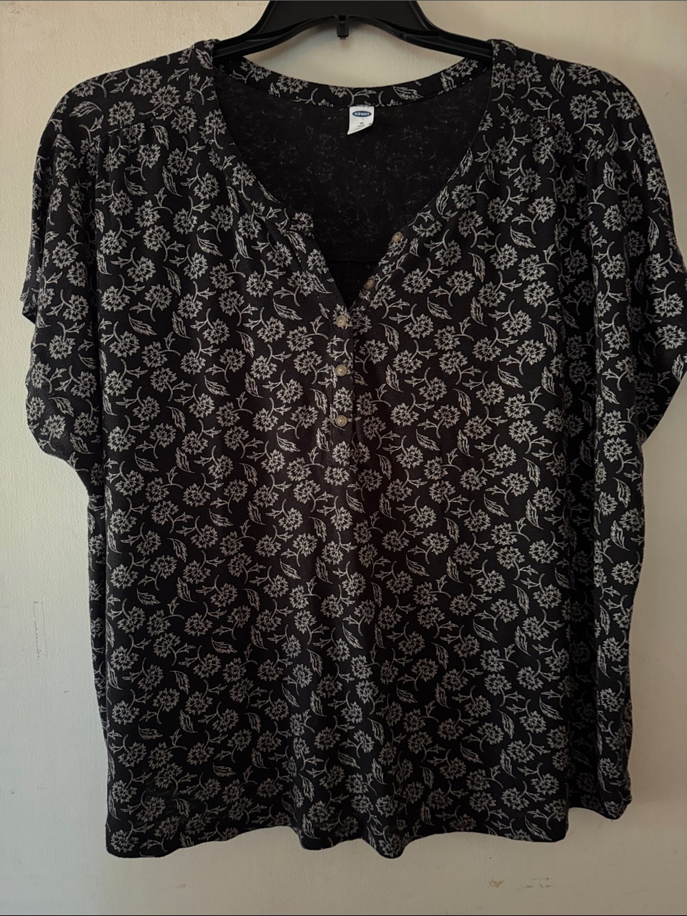 Old Navy Black Short-Sleeve Floral Henley Top